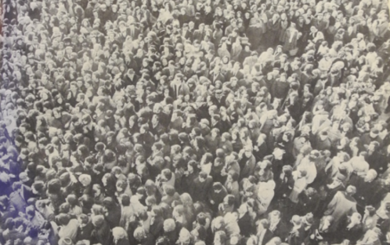 Historiskt foto på studenter 