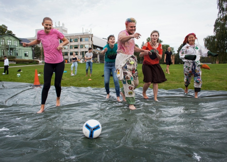 Naturvetenskapliga föreningen spelar såpafotboll på Frescatis gräsfält.