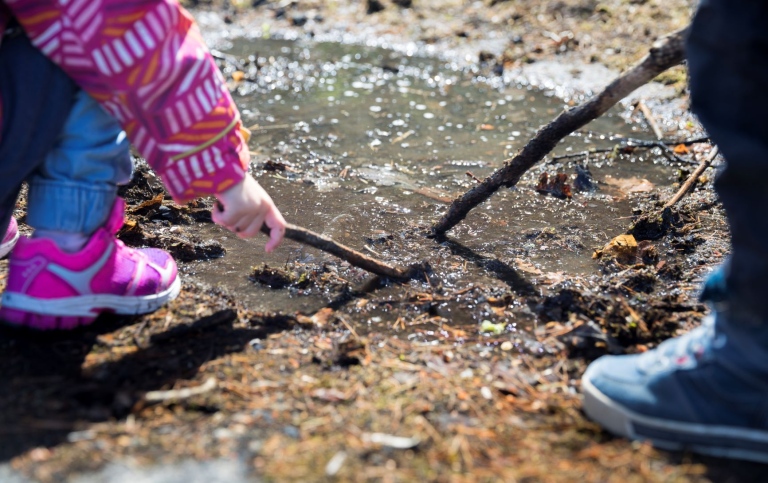 Förskolebarn undersöker en vattenpöl. Foto: Niklas Björling, Stockholms universitet.