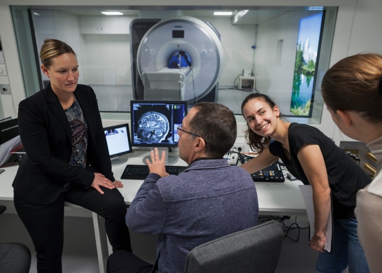 Researchers discussing an fmri picture of the brain. Photo: Jens Olof Lasthein