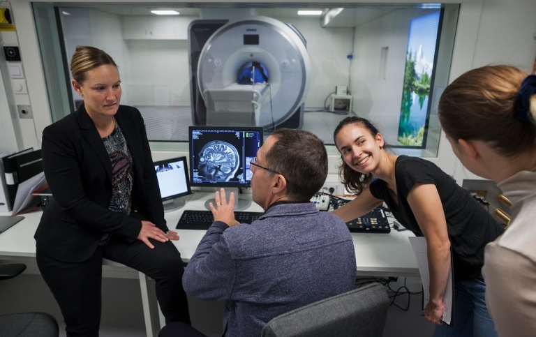 Researchers discussing an fmri picture of the brain. Photo: Jens Olof Lasthein