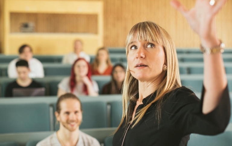 Lärare och studenter i hörsal. Foto: Niklas Björling