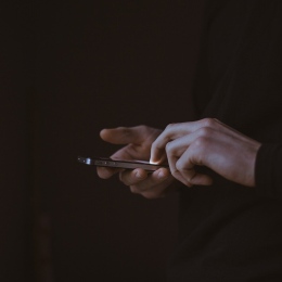 Hands using a mobile screen in the dark. Photo: Free-Photos from Pixabay.