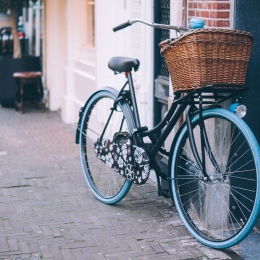 Cykel parkerad vid en vägg. Foto: Free-Photos från Pixabay.