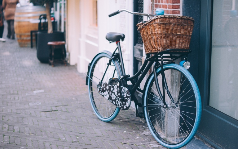 Cykel parkerad vid en vägg. Foto: Free-Photos från Pixabay.