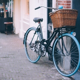 Bicycle parked by a wall. Photo: Free-Photos from Pixabay.