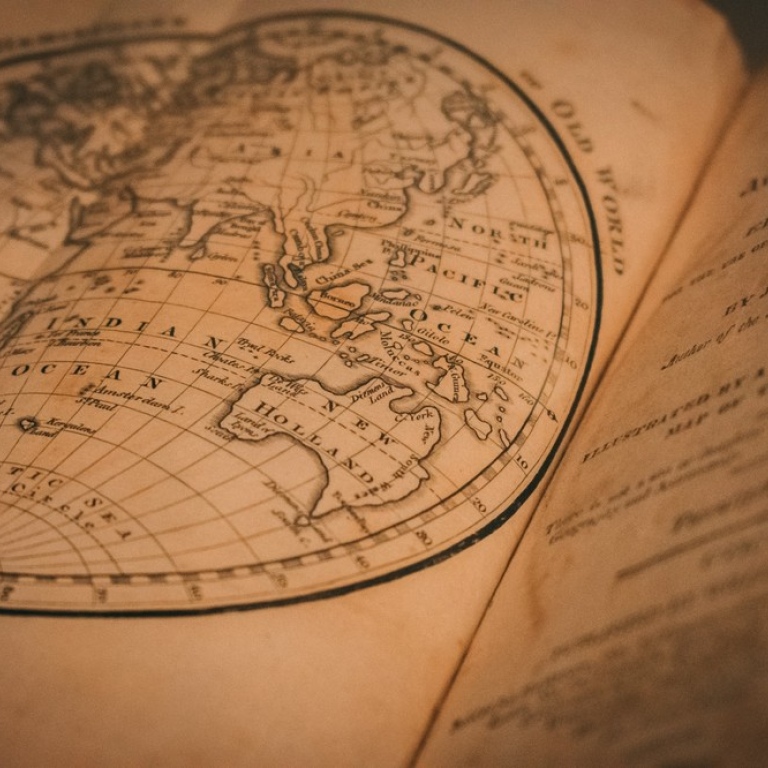 Bild på öppen bok som visar en gammal karta