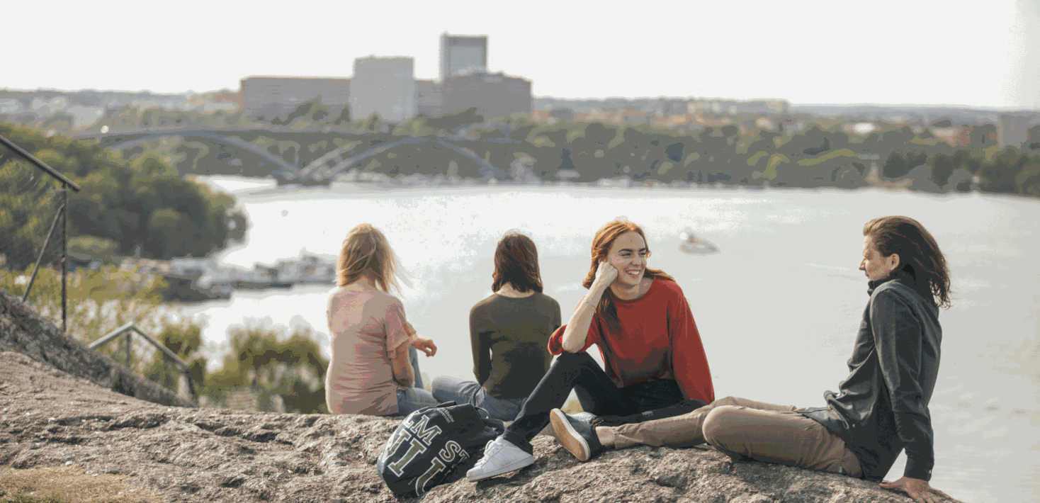 Summer evening in Stockholm, female students at Mariaberget. Photo by Niklas Björling