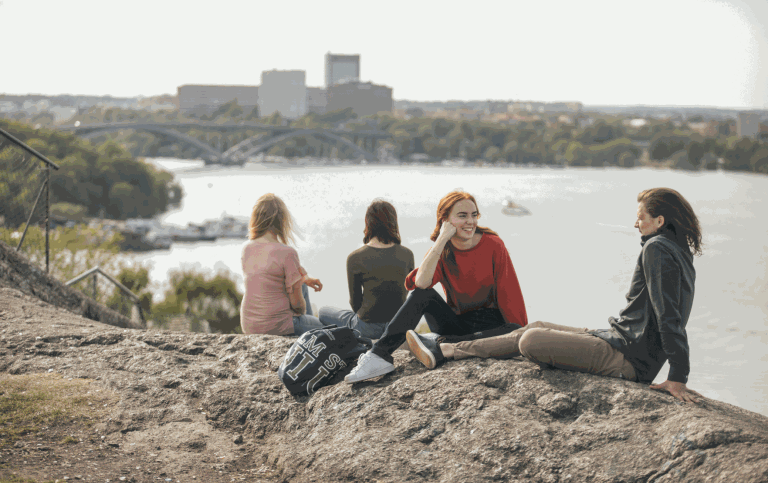 Summer evening in Stockholm, female students at Mariaberget. Photo by Niklas Björling