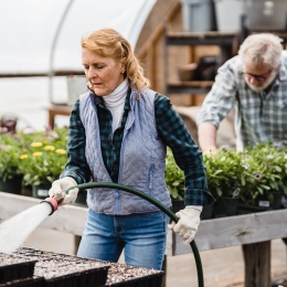 Kvinna och man som jobbar i ett växthus. Foto: Greta Hoffman från Pexels.