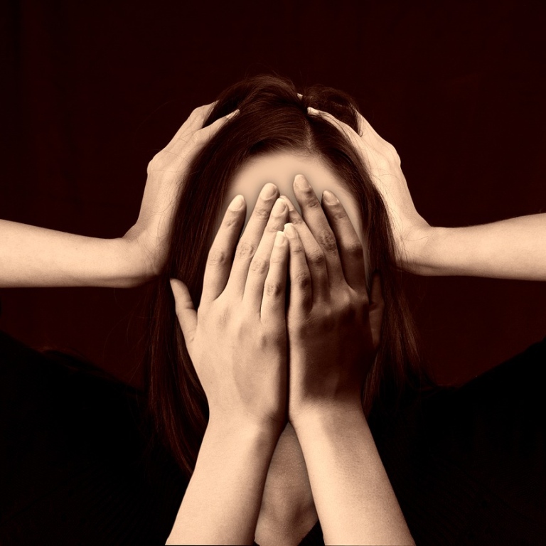 Kvinna med händerna för ansiktet och händer som håller om huvudet. Foto: Gerd Altmann, Pixabay.