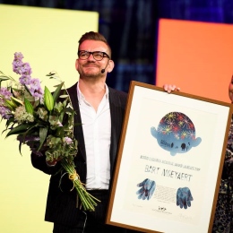 Bart Moeyaert och kronprinsessan Victoria på ALMA-prisutdelning 2019