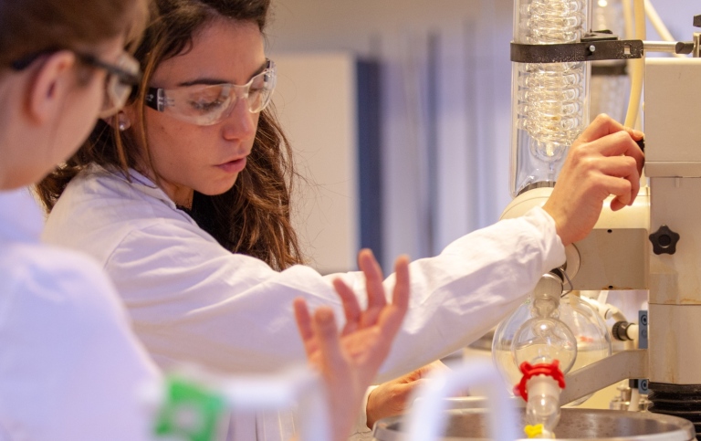 Two women cooperating in lab, Photo: Helena Bergman