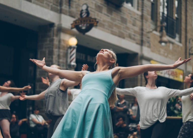 Performance. Foto Nadim Merrikh. Unsplash.