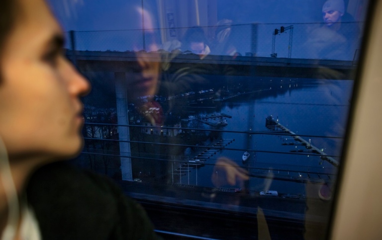 Person ser ut genom fönstret på tunnelbanan.
