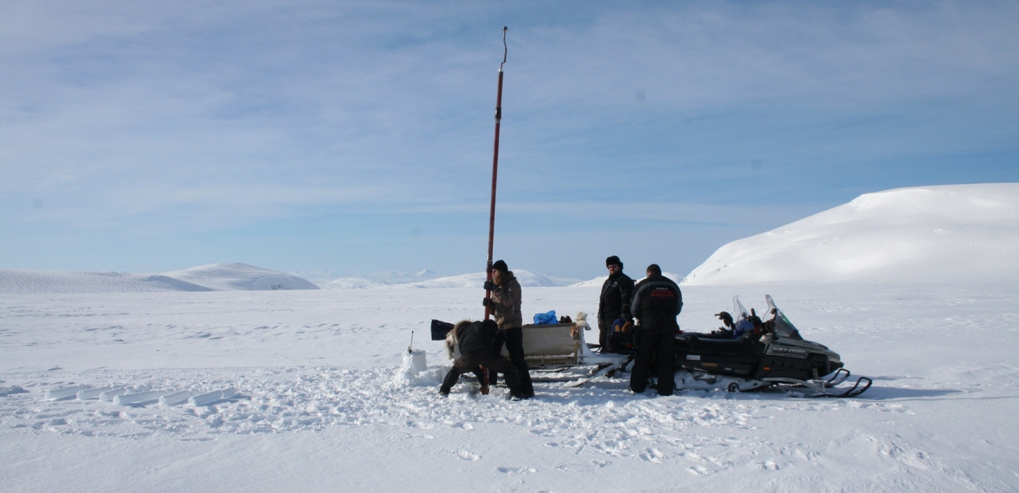 Forskarteamet borrar efter snö- och firnkärnor på Blåmannsisen i nord Norge.