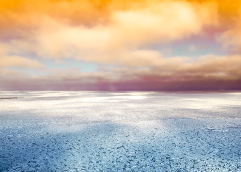 Bild på istäckt hav och solbelysta moln. Foto: David Mark Pixabay