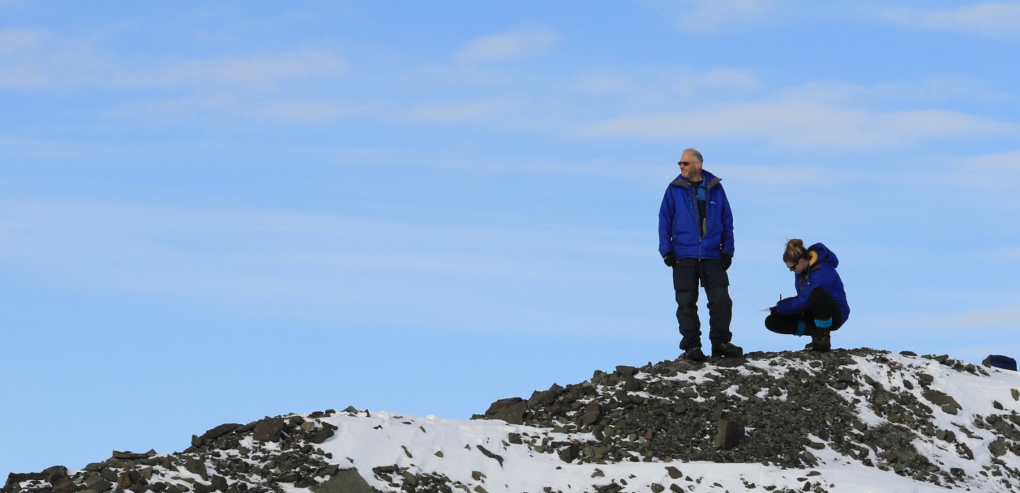 Forskare på bergstopp i Antarktis