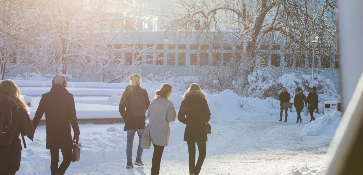 People arriving to the Frescati campus in winter.
