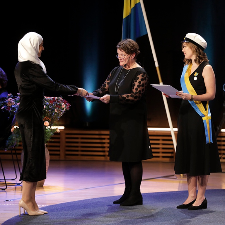 Dean of Social Sciences hands over diploma to graduate. Photo: Sören Andersson