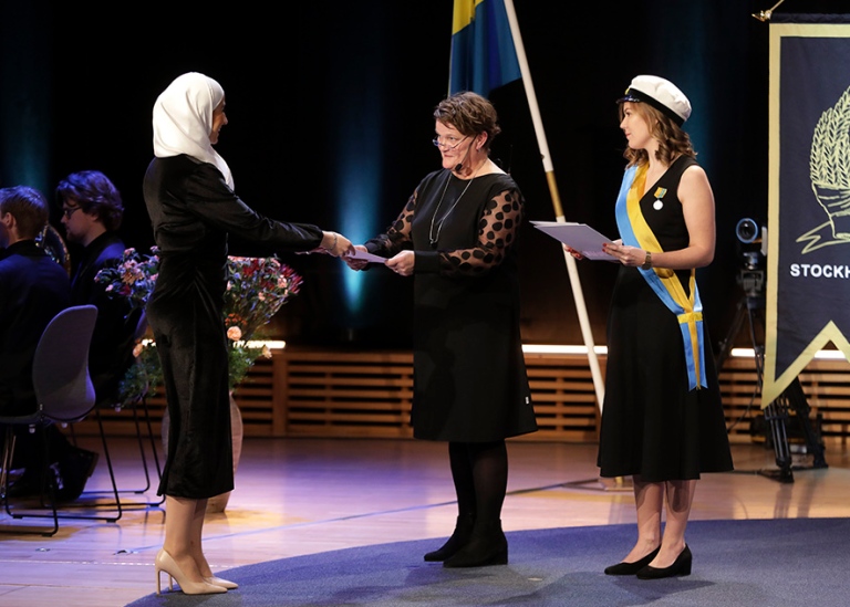 Dean of Social Sciences hands over diploma to graduate. Photo: Sören Andersson