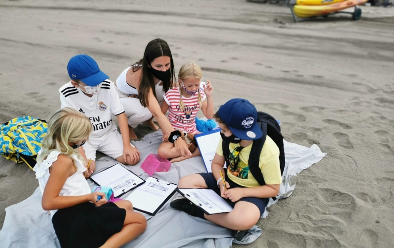 Bea håller lektion på stranden