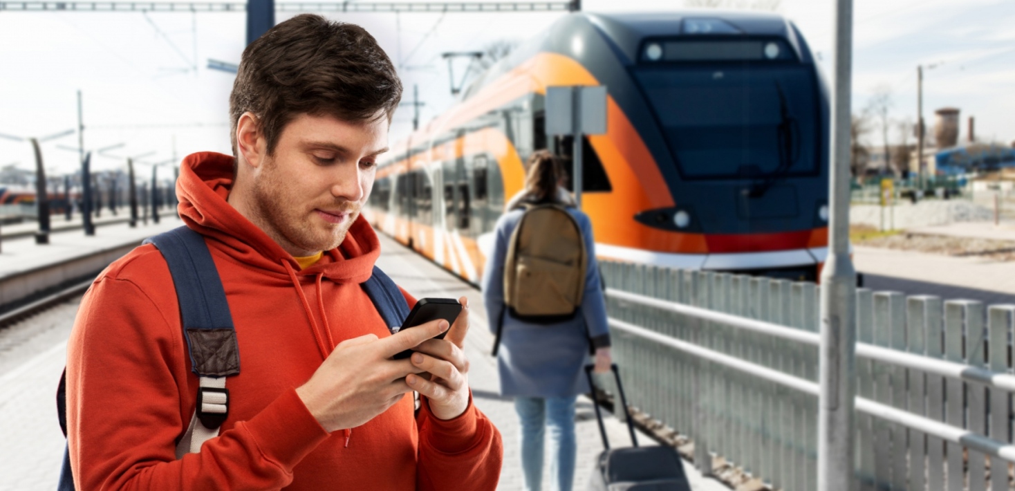 Ung man väntar på tåget.