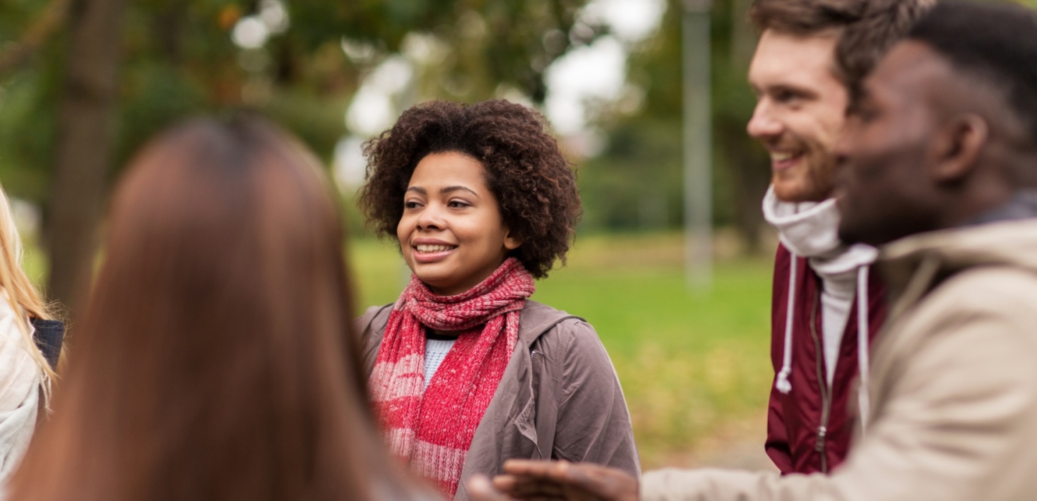 Studenter umgås utomhus