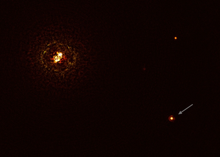 Denna bild visar stjärnparet b Centauri och planeten i omlopp