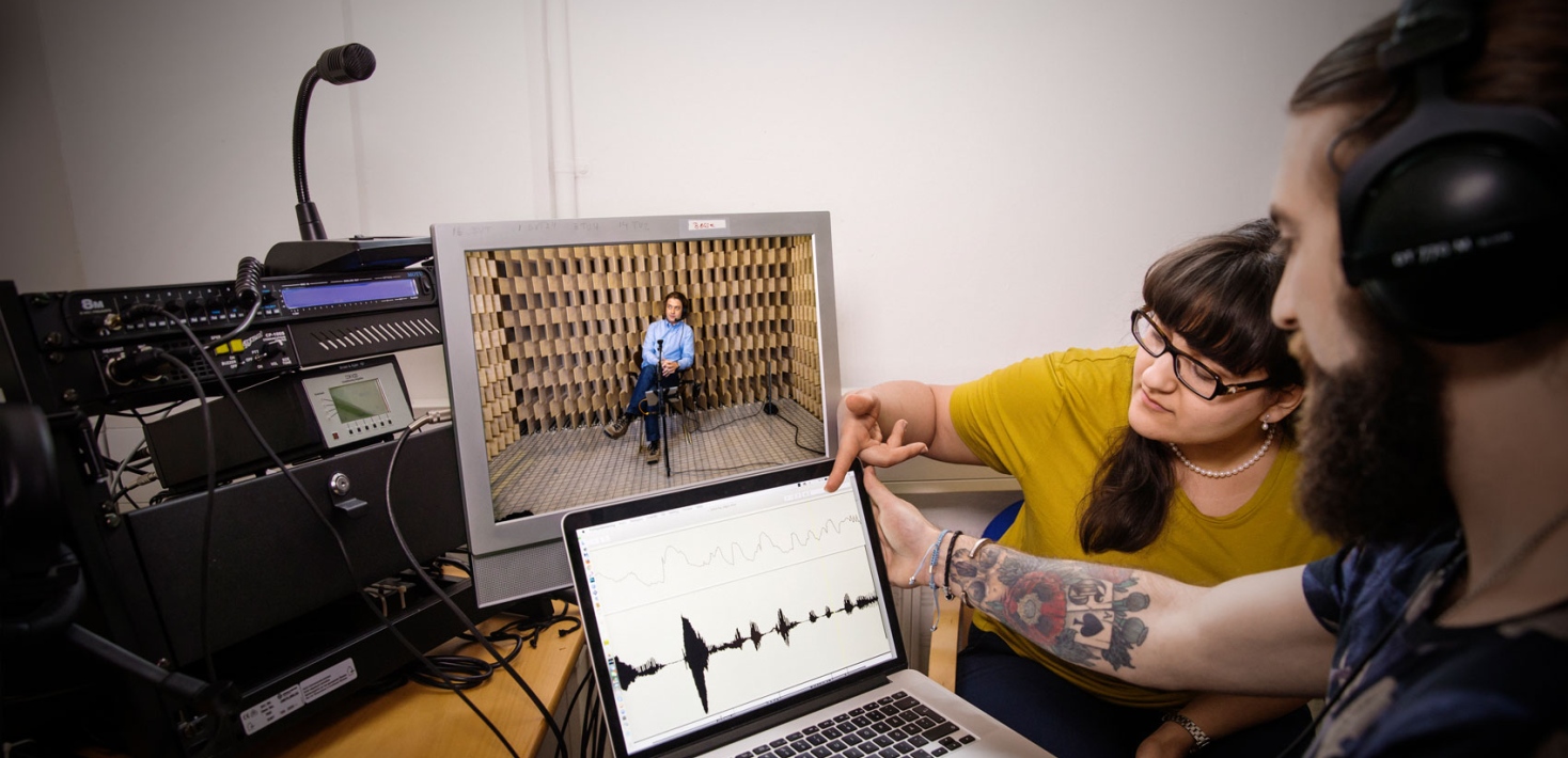 Experiment in the Phonetics Laboratory at the Department of Linguistics. Photo by Johnér bildbyrå
