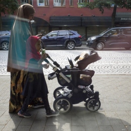 Muslim mother and child in Borås. 