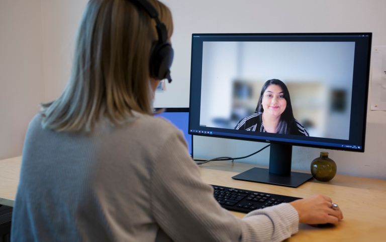 En studie- och karriärvägledare vägleder en student digitalt.