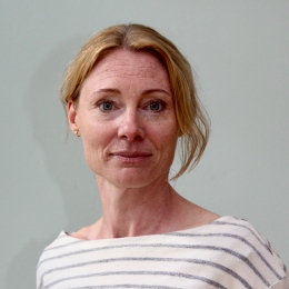 Porträttbild på teckenspråkstolken Sara Åström
