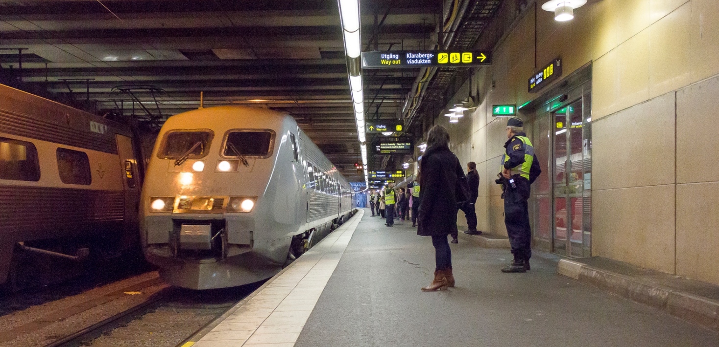Polisen och migrationsverket möter tåg med flyktingar vid Stockholms centralstation