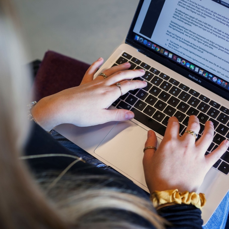 Photo: N/A, License: N/A Girl working at her laptop. Photo: Jens Olof Lasthein.