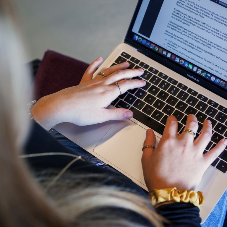 Girl working at her laptop. Photo: Jens Olof Lasthein.