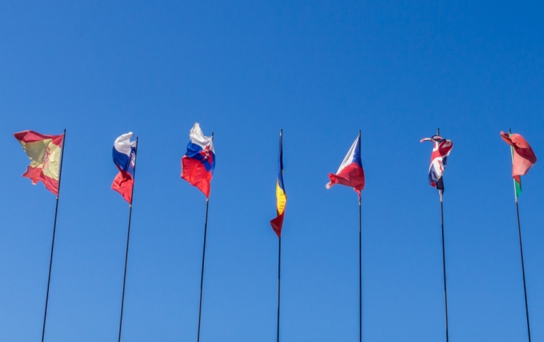 Internationella flaggor mot en blå himmel.