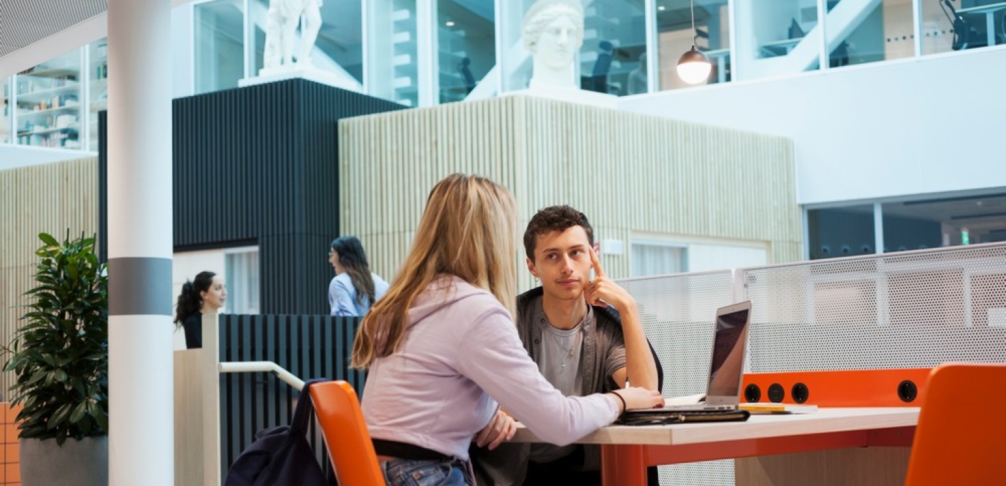 Två studenter på campus Albano.