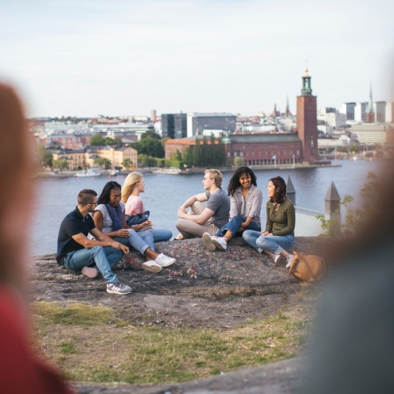 Foto: Niklas Björling. Studenter, bakgrund Stadshuset, Stockholm