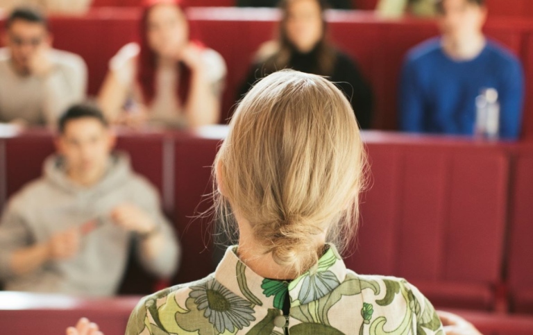 Ryggtavla av föreläsare framför studenter i hörsal. Foto: Niklas Björling