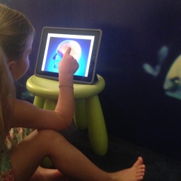 Flicka pekar på en dataskärm.