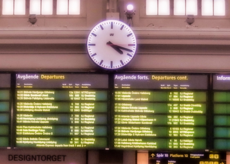 Informationstavlor på Centralstationen i Stockholm. Foto: Gamma-Man © Mostphotos