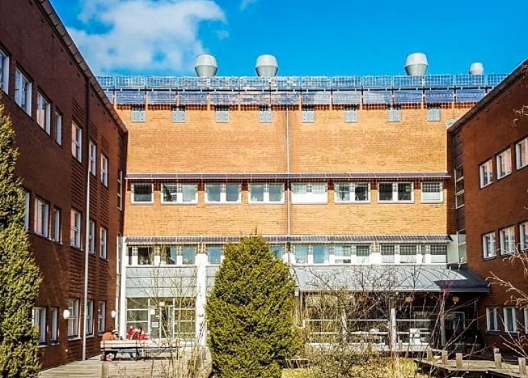 Tegelbyggnad mot blå himmel.