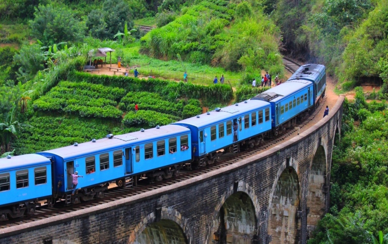 Blått tåg på bro i Sri Lanka.