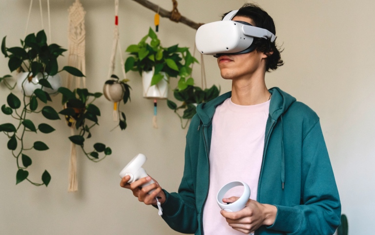 Genrebild: användare med VR-headset.