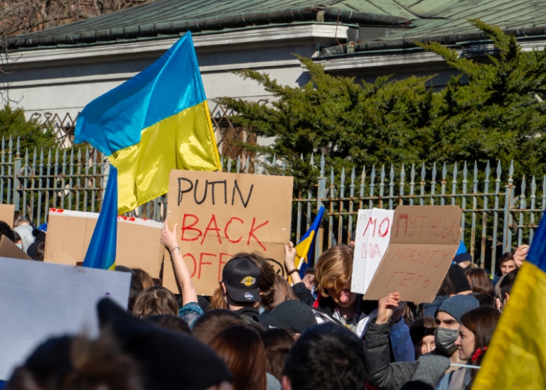 Protester framför ryska ambassaden i Warsawa mot det ryska anfallet på Ukraina.