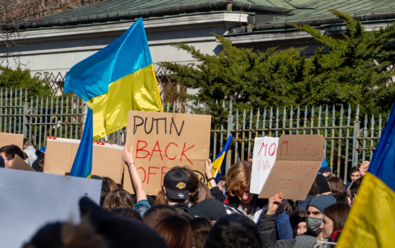 Protester framför ryska ambassaden i Warsawa mot det ryska anfallet på Ukraina. 