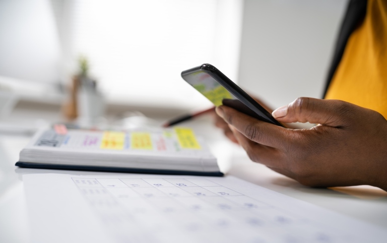 Planering av schema via mobil och kalender. Foto: Mostphotos/Andrey Popov