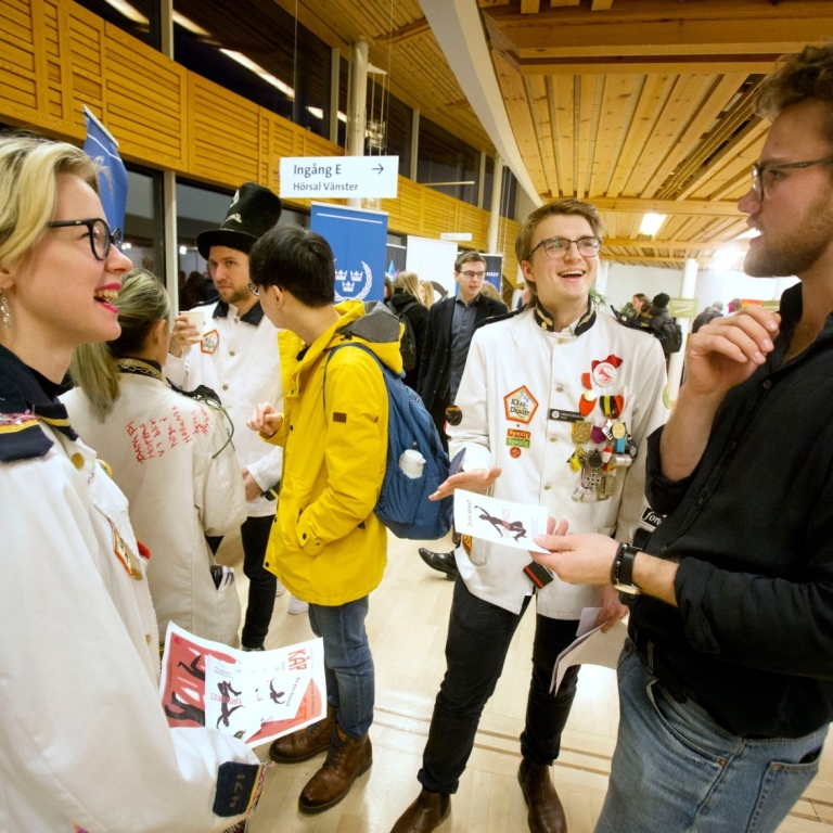 Student får svar på sina frågor under studentintroduktionen