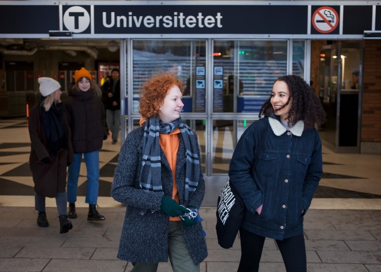 Studenter utanför tunnelbanestationen Universitetet.